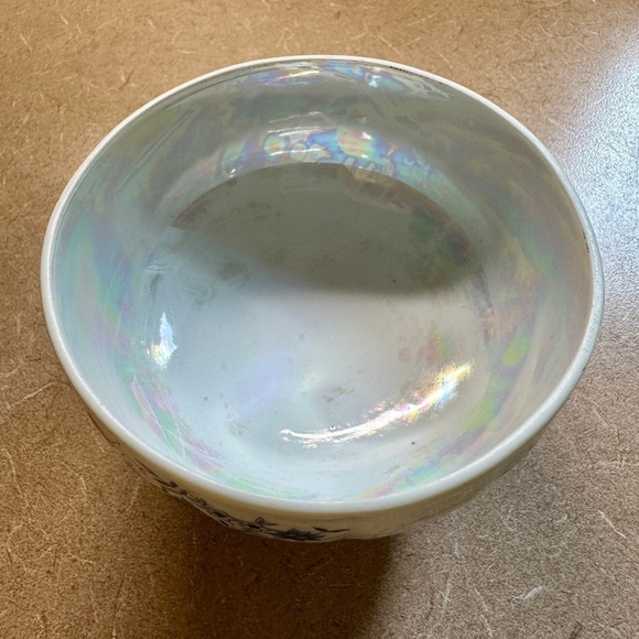 WHITE MOTHER OF PEARL,SMALL PORCELAIN BOWL WITH BLUE FLORAL DESIGN.3 GILTED LEGS - Picture 9 of 9